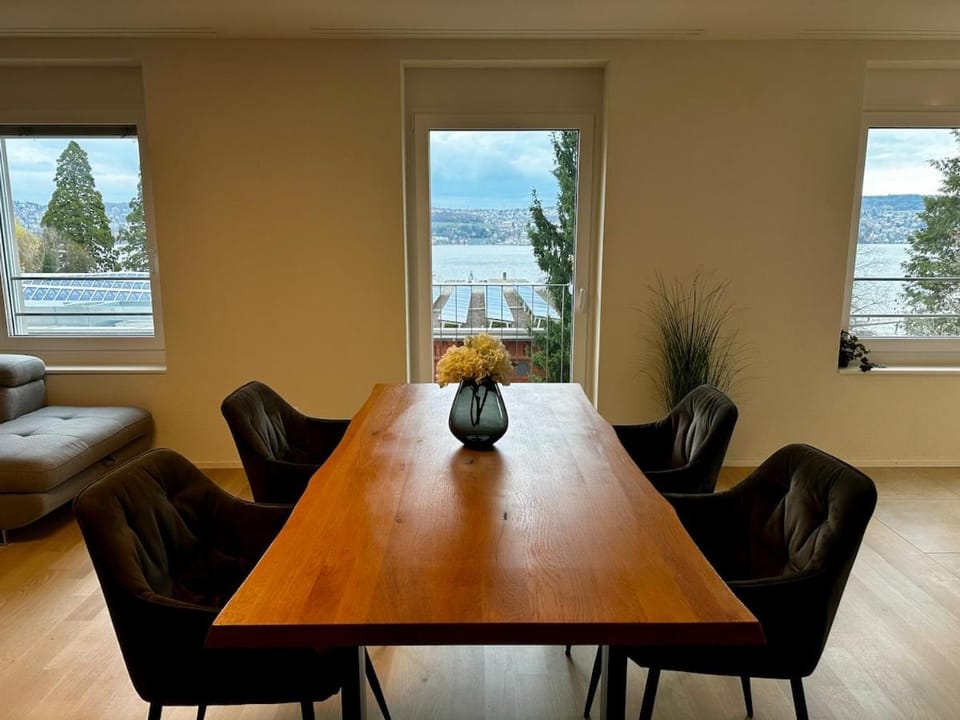 Dining area, Lake view