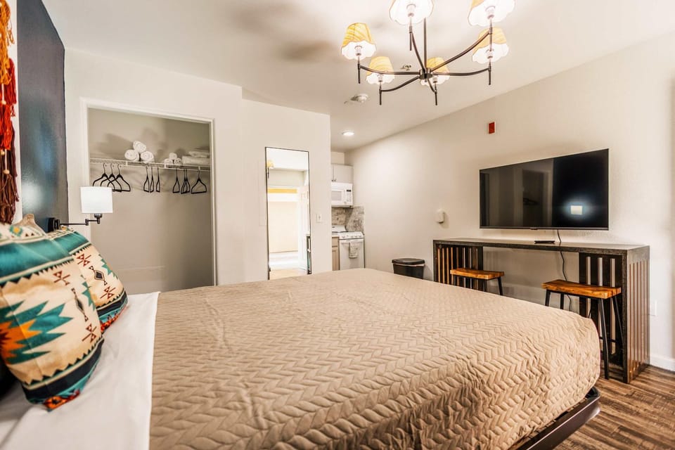 Tolleson Studio Stylish Retreat for 2 Guests Apartment in Estrella Village