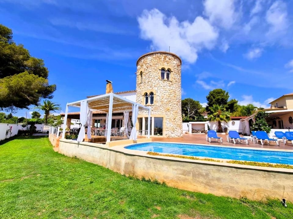 Property building, Garden, Garden view, Pool view, Swimming pool, sunbed