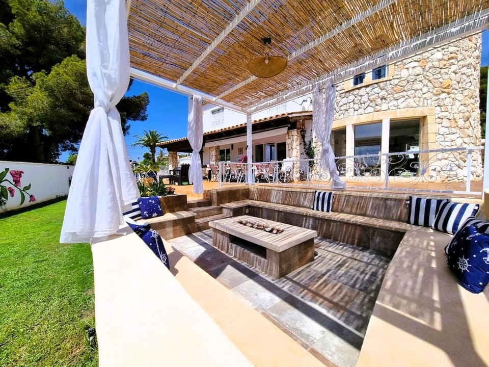 Patio, Living room