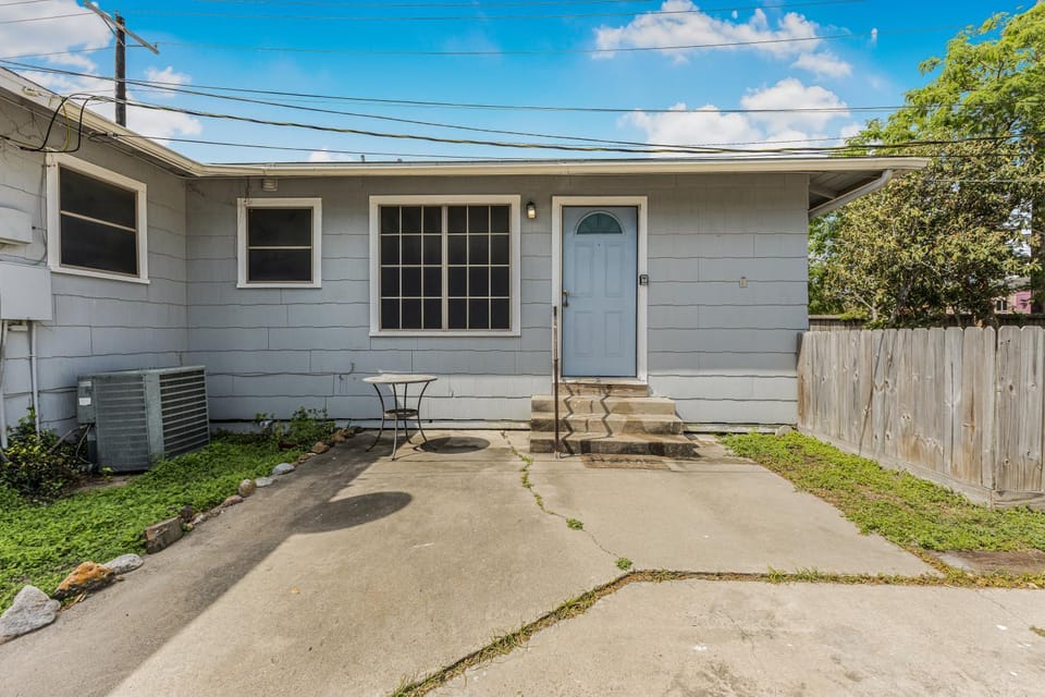 one bedroom 1 bath private entrance House in Nueces County