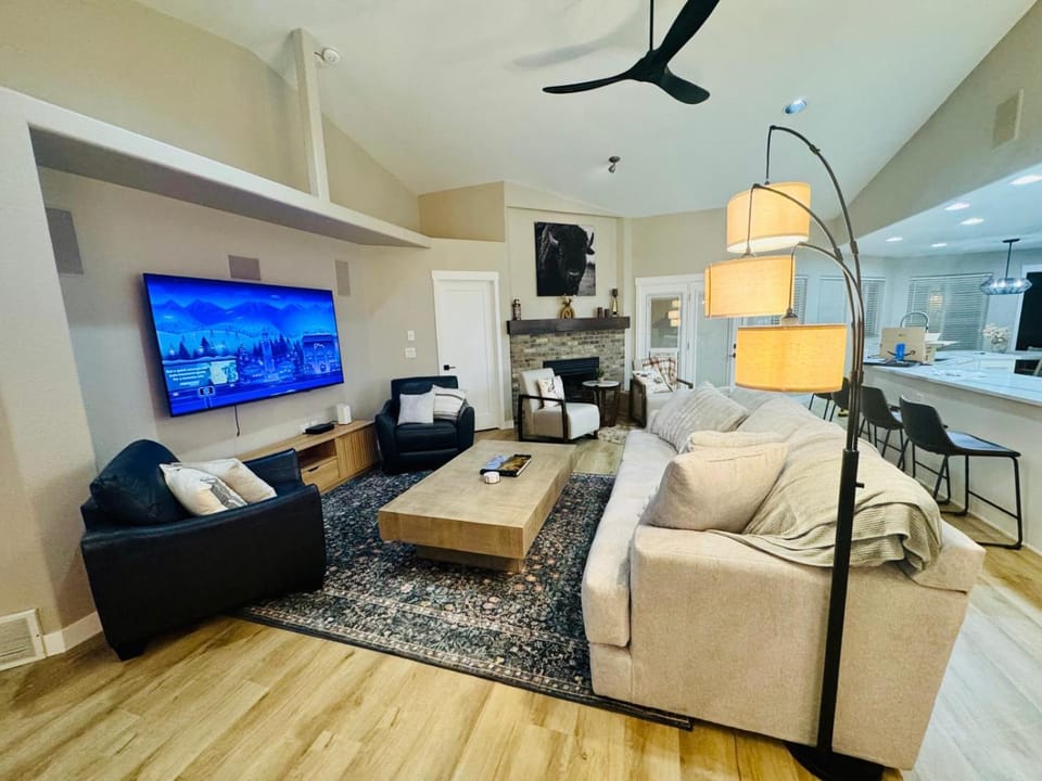 Communal lounge/ TV room, TV and multimedia, Living room, Seating area
