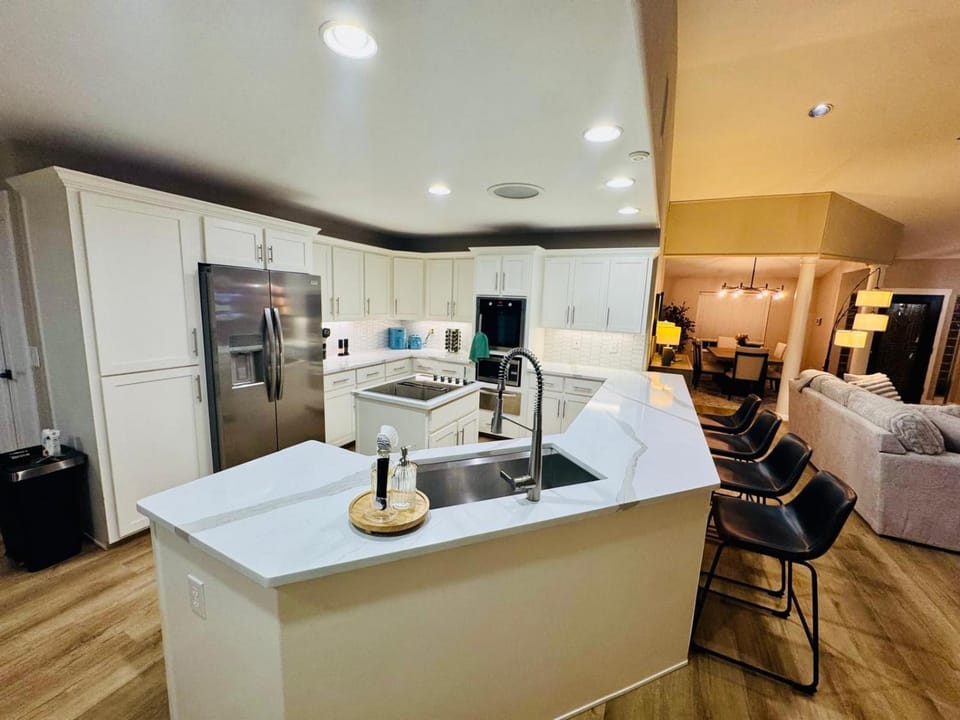 Kitchen or kitchenette, Living room, Seating area, Dining area