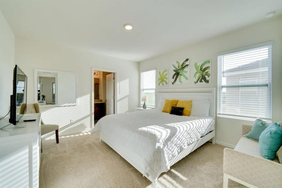 Bed, TV and multimedia, Bedroom