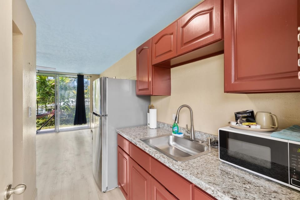 Private Balcony • Walk to Beach + Downtown House in Hilo