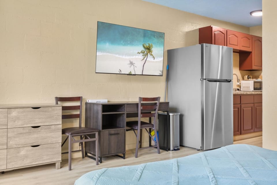 Private Balcony • Walk to Beach + Downtown House in Hilo