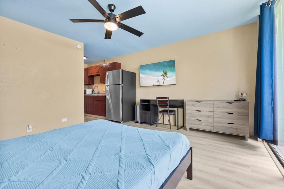Garden Balcony • Walk to Beach + Kitchen House in Hilo