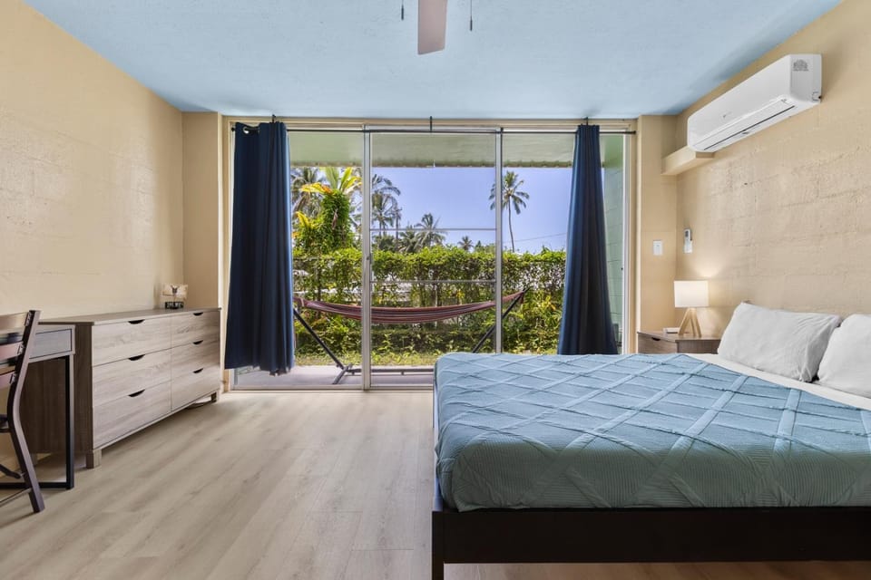 Garden Balcony • Walk to Beach + Kitchen House in Hilo