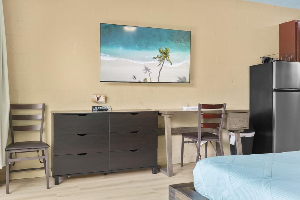 Walk to Beach • Balcony + Garden Views / Sleeps 2 House in Hilo