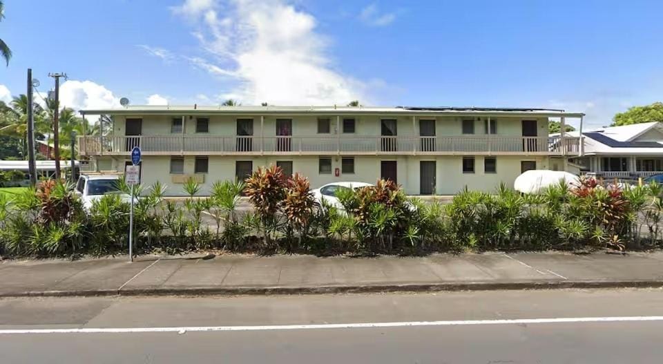Walk to Beach • Garden Balcony + Workspace Apartment in Hilo