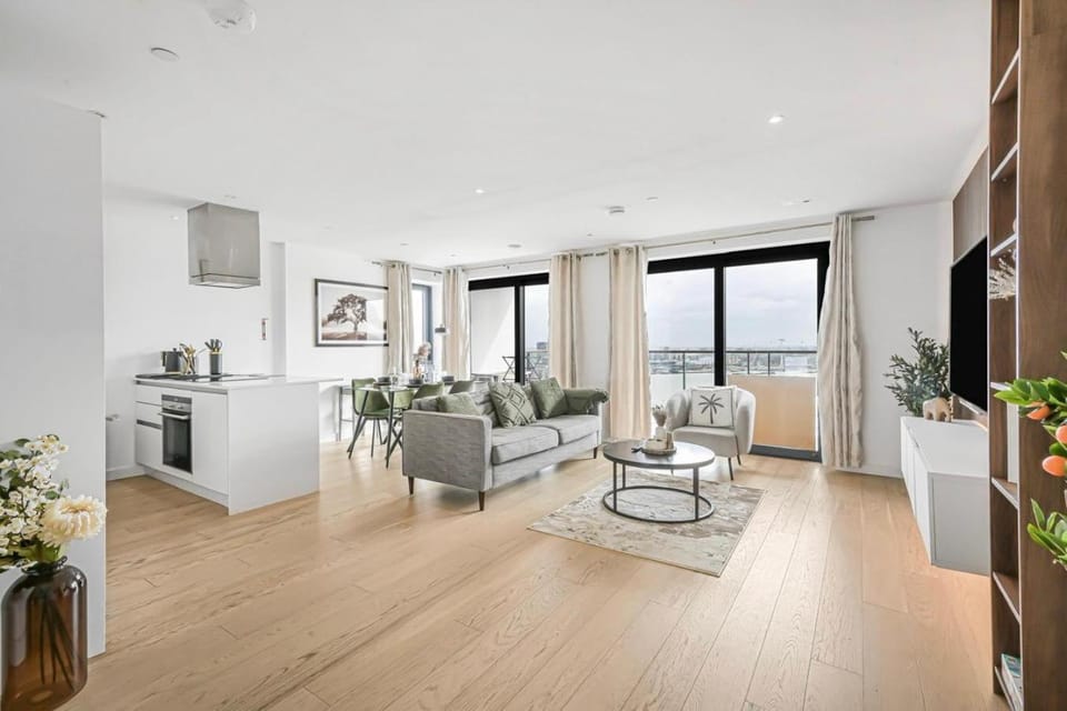 View (from property/room), Living room, Dining area, City view, Lake view, Landmark view, River view, Sea view, Dinner