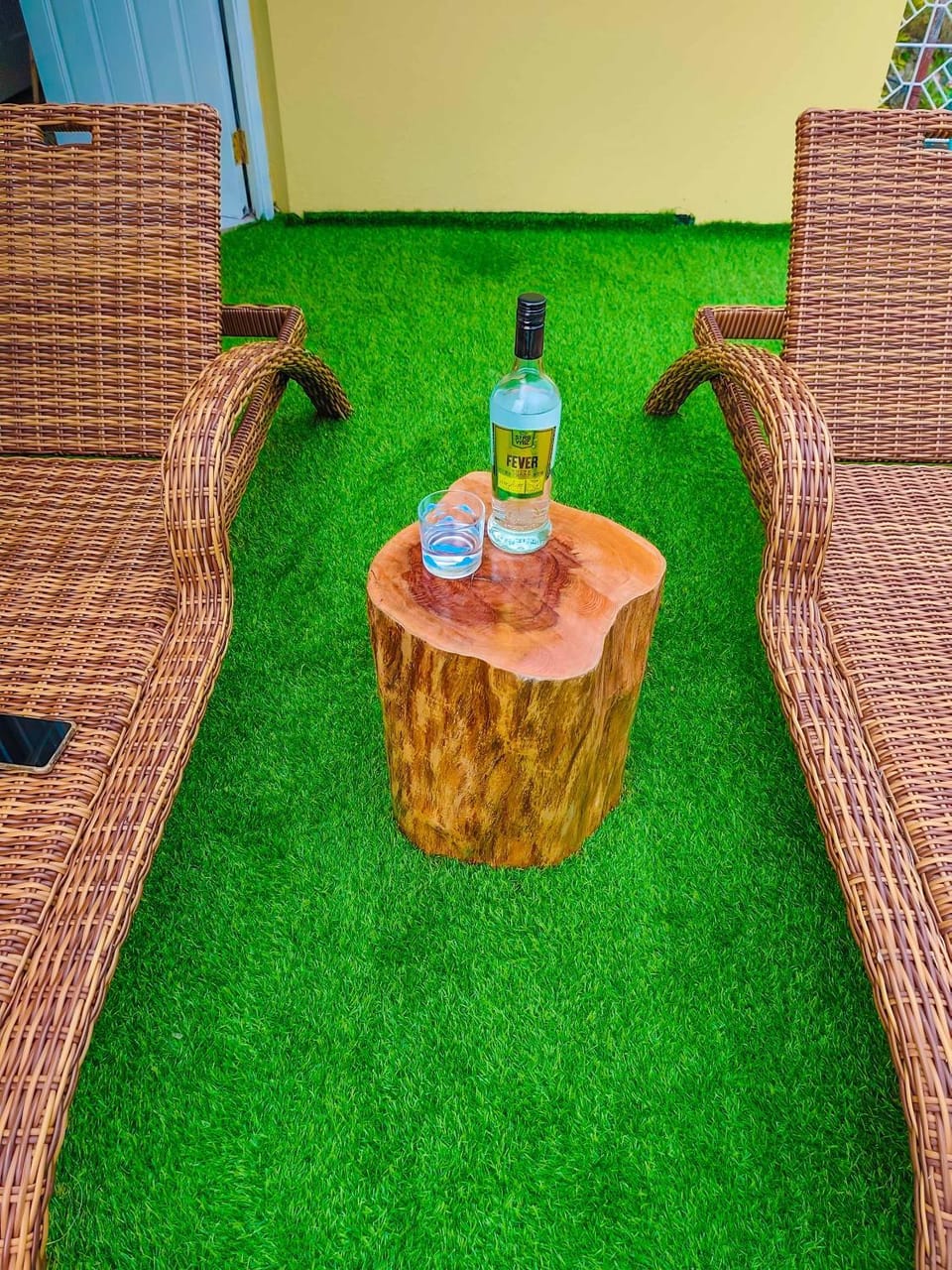 Balcony/Terrace, Food and drinks, Seating area, Drinks, Alcoholic drinks