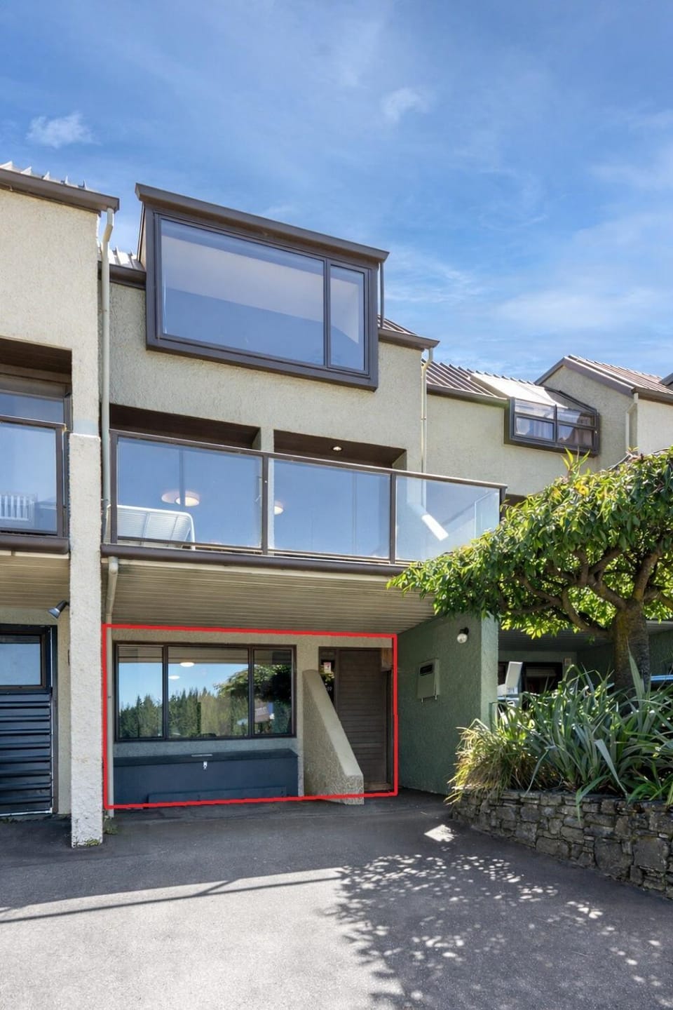 Property building, Facade/entrance