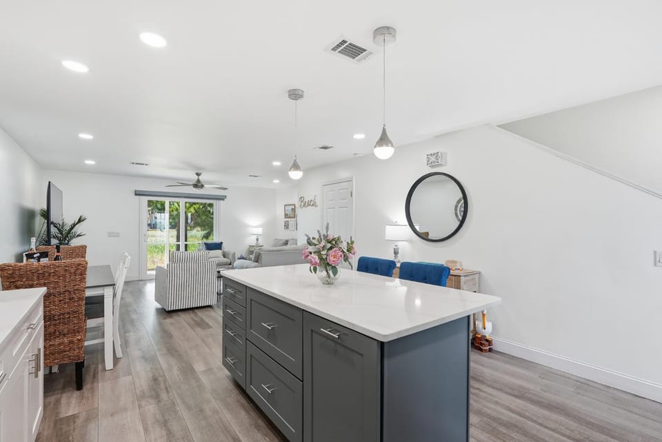 Lux Coastal Retreat, 5 min walk to Beach, Restaurants, & Shopping House in Miramar Beach