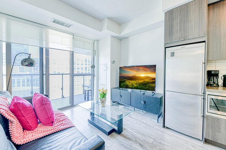 Cozy 1BR Stay with Queen - Near CN Tower Apartment hotel in Toronto