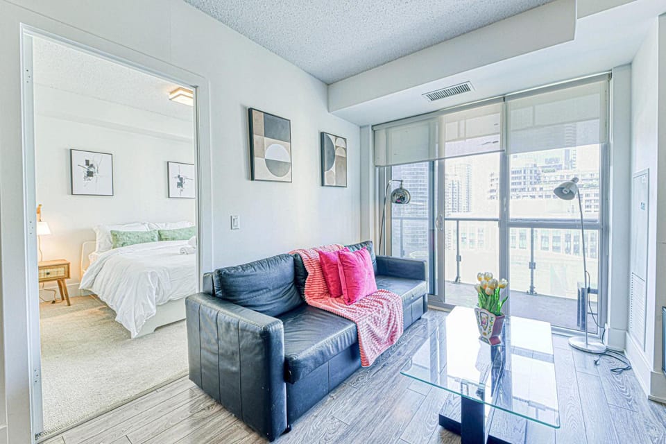 Cozy 1BR Stay with Queen - Near CN Tower Apartment hotel in Toronto