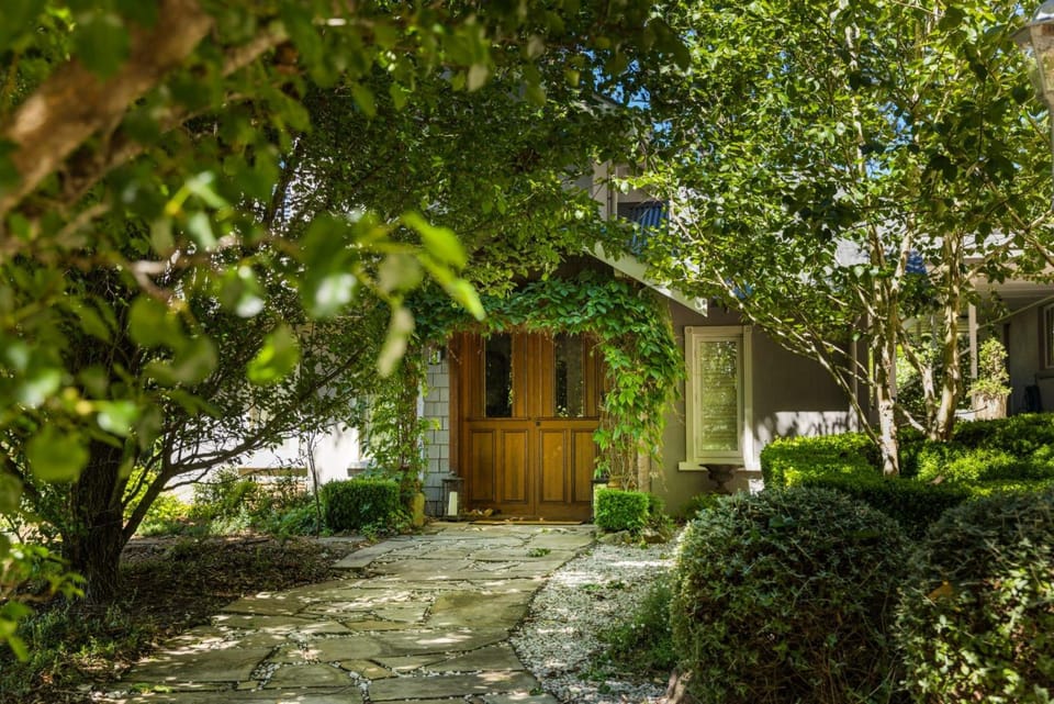 Mulgrave House & Cottage House in Kangaroo Valley