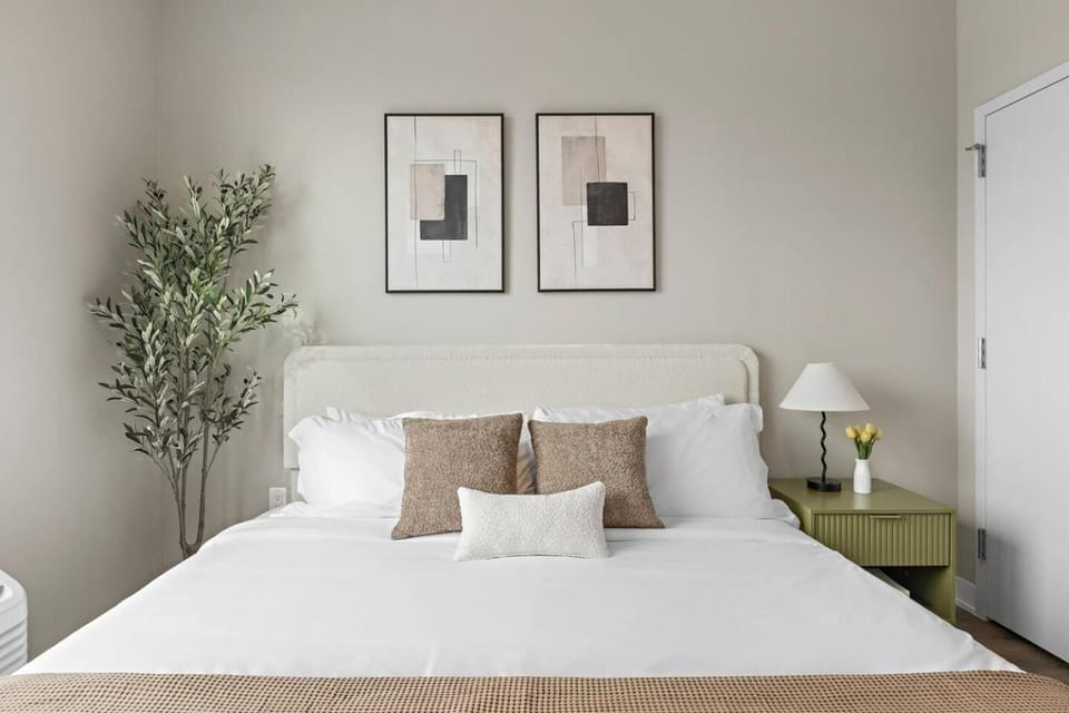 Bed, TV and multimedia, Bedroom