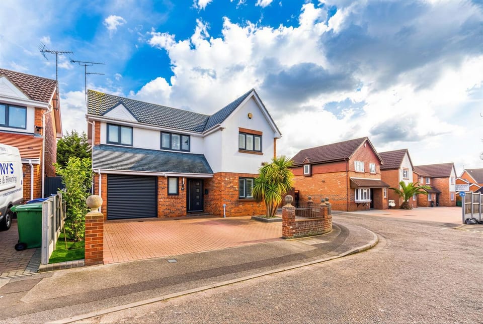 Modern Detached Home with Hot Tub & Infrared Sauna House in Grays