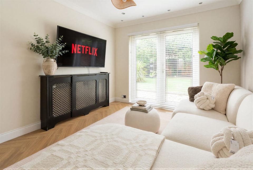 Modern Detached Home with Hot Tub & Infrared Sauna House in Grays