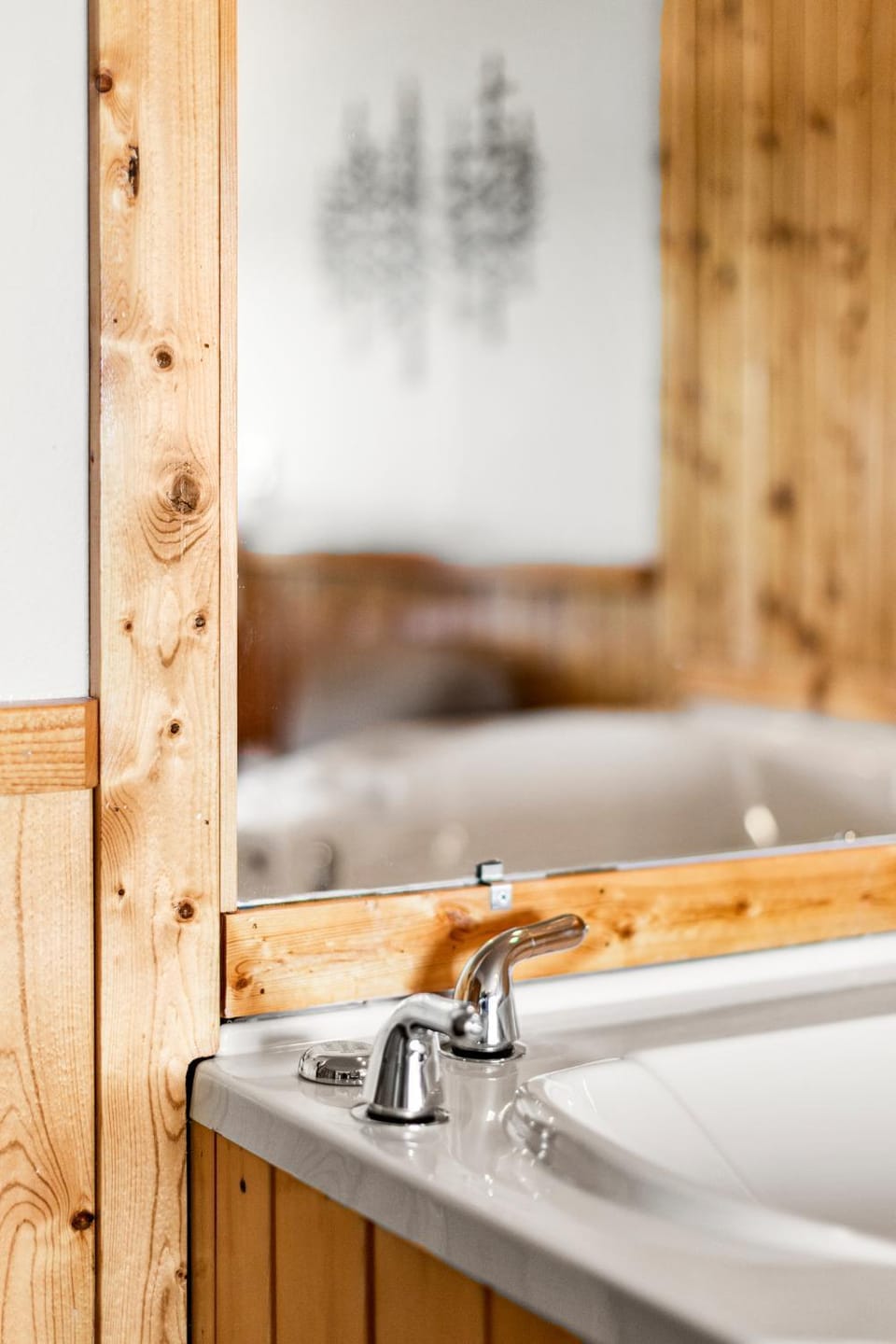 Panoramic Lake Views King Suites, Kitchen, Whirlpool Soaking Tubs and Hot Tub Apartment in Two Harbors