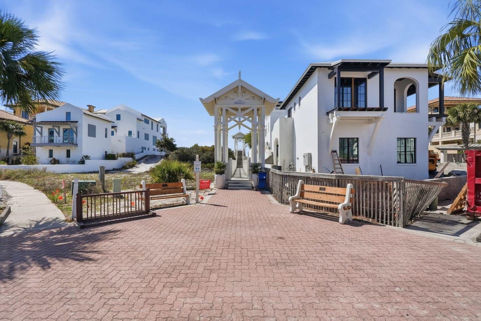 NEW Family Luxury Sea Peace 4 Bikes Lakefront House in Carillon Beach