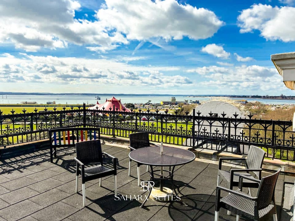 Stylish 3Bedroom Southsea Stay - Sleeps 06 - Gunwharf & Beach Apartment in Portsmouth
