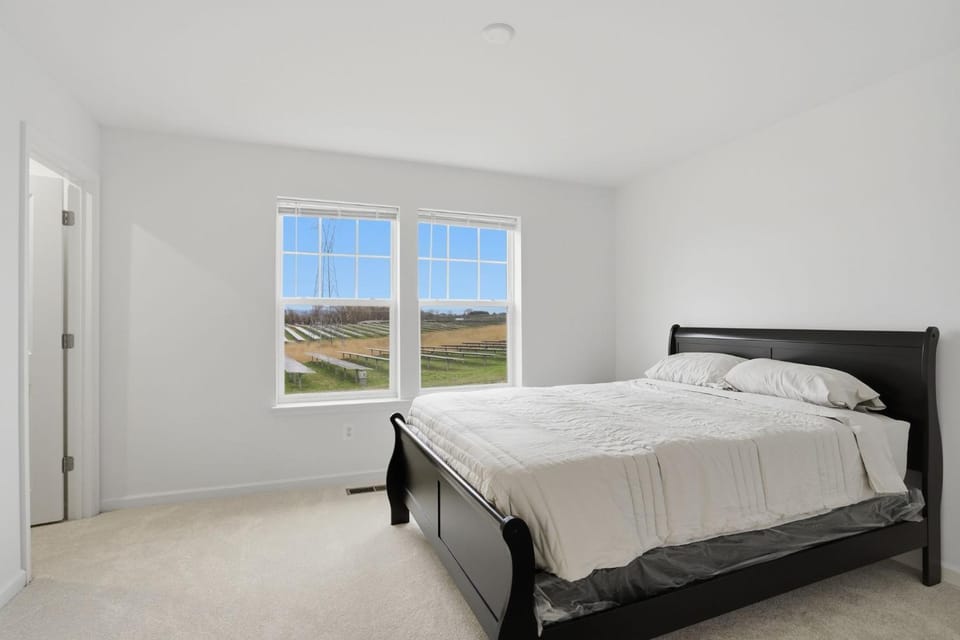 New 4BR Townhome Near Harpers Ferry townhouse House in Charles Town