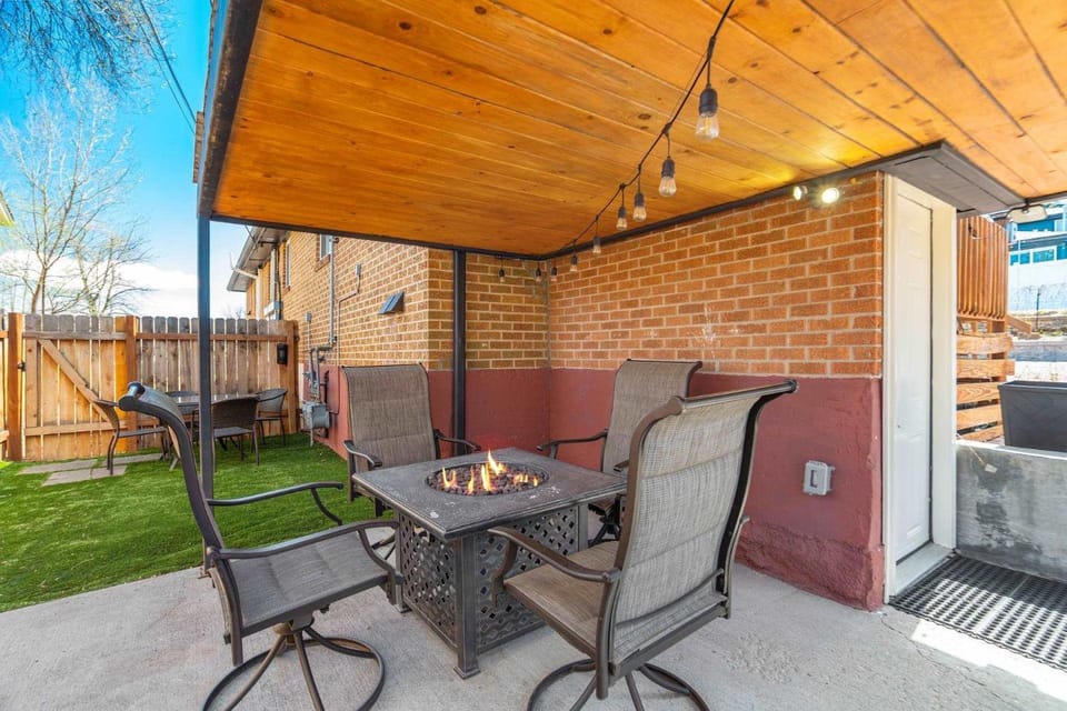 Modern 3BR Retreat Near Garden of Gods Sleeps 7 House in Colorado Springs