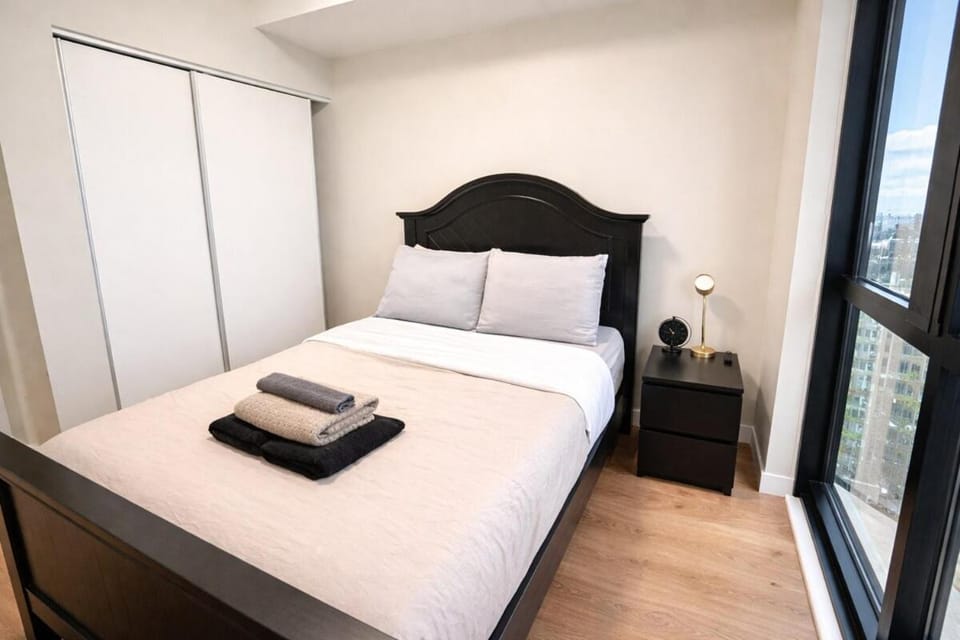 Home In The Clouds - Downtown Retreat - Gym, Free Parking Apartment in Waterloo