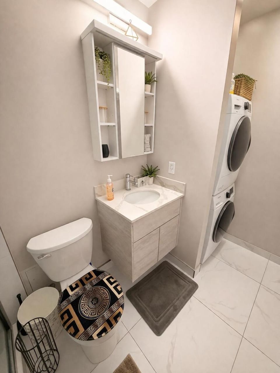 Home In The Clouds - Downtown Retreat - Gym, Free Parking Apartment in Waterloo