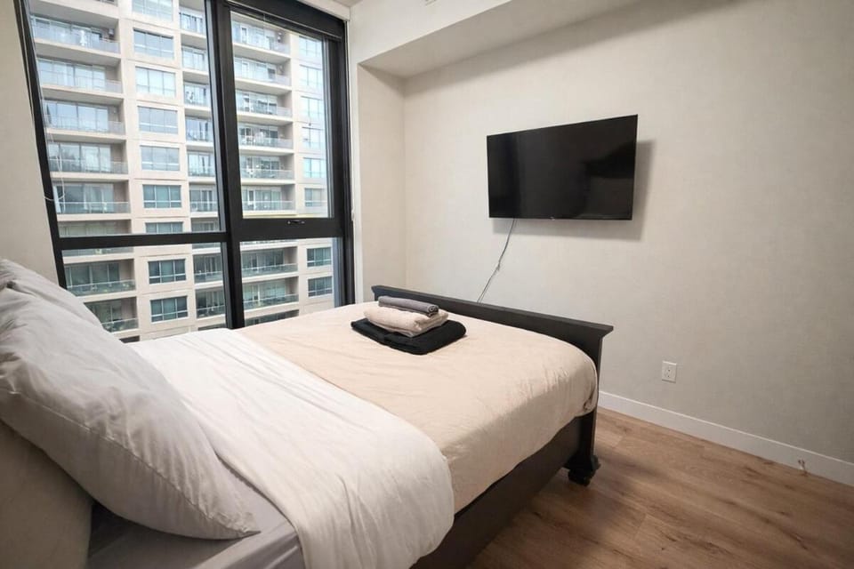 Home In The Clouds - Downtown Retreat - Gym, Free Parking Apartment in Waterloo