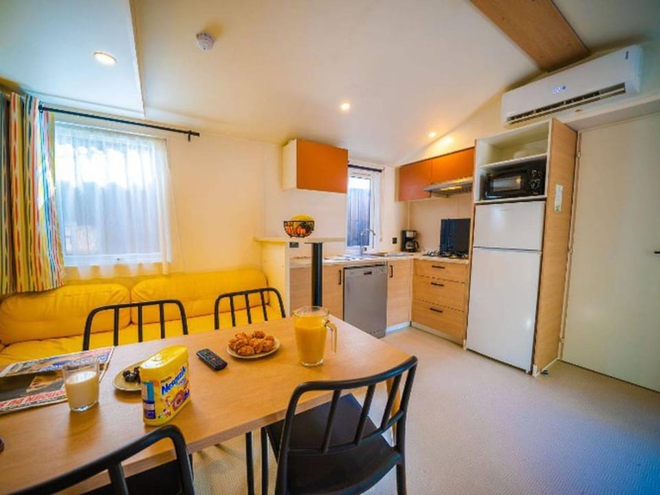 Mobil-home climatisé - Terrasse - 4 pers. - API-1-52-2187 Campground/ 
RV Resort in Balaruc-les-Bains