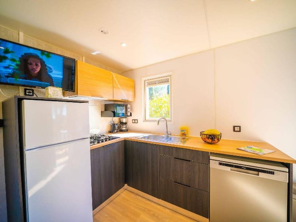 Mobil home confortable - 6 pers. - API-1-52-2193 Campground/ 
RV Resort in Balaruc-les-Bains