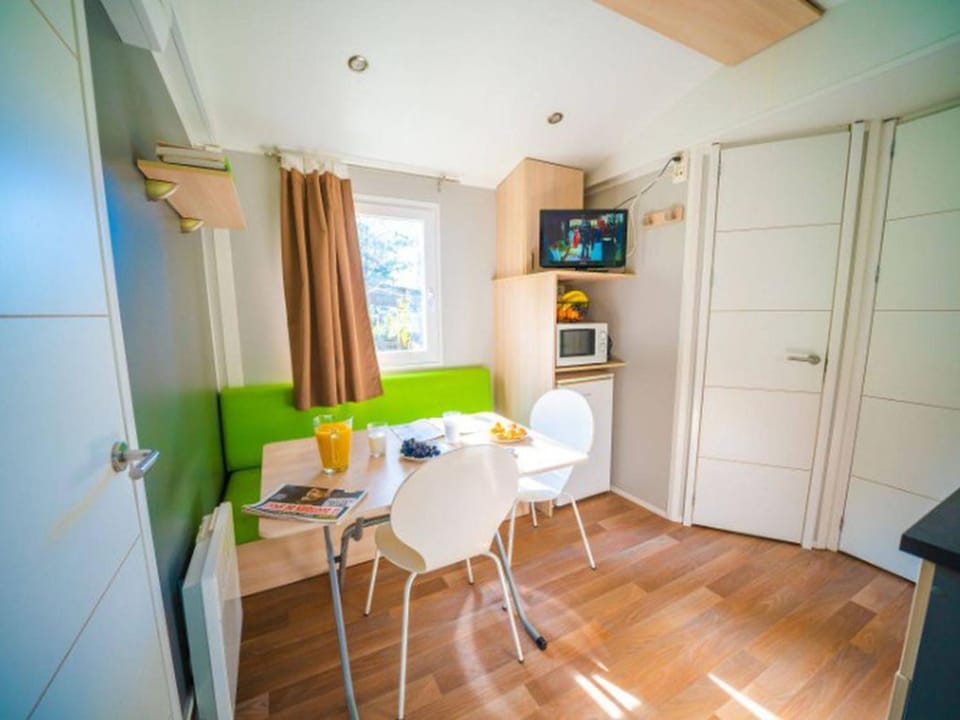 Mobil home confortable - 4 pers. - API-1-52-2189 Campground/ 
RV Resort in Balaruc-les-Bains