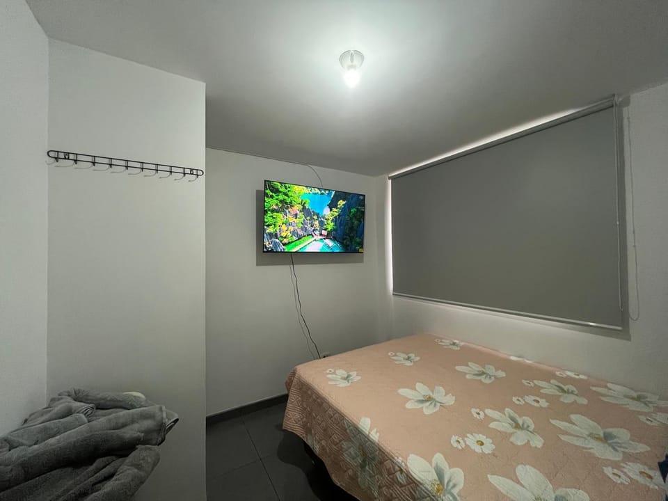 Bed, TV and multimedia, Photo of the whole room, Bedroom