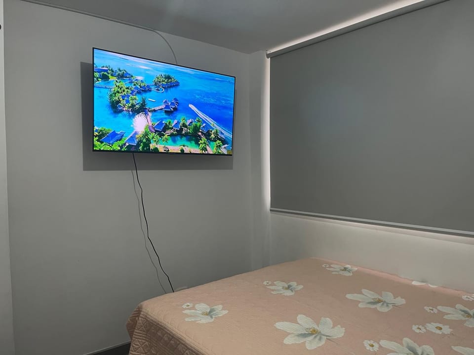 Bed, TV and multimedia, Photo of the whole room, Bedroom