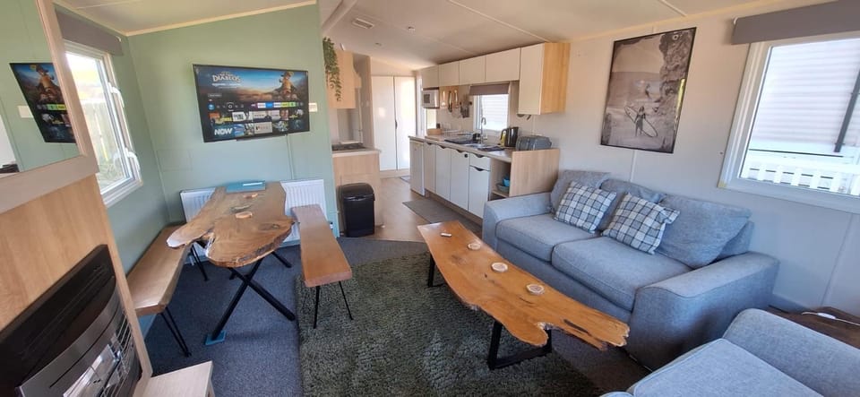 TV and multimedia, Living room, Seating area, Dining area