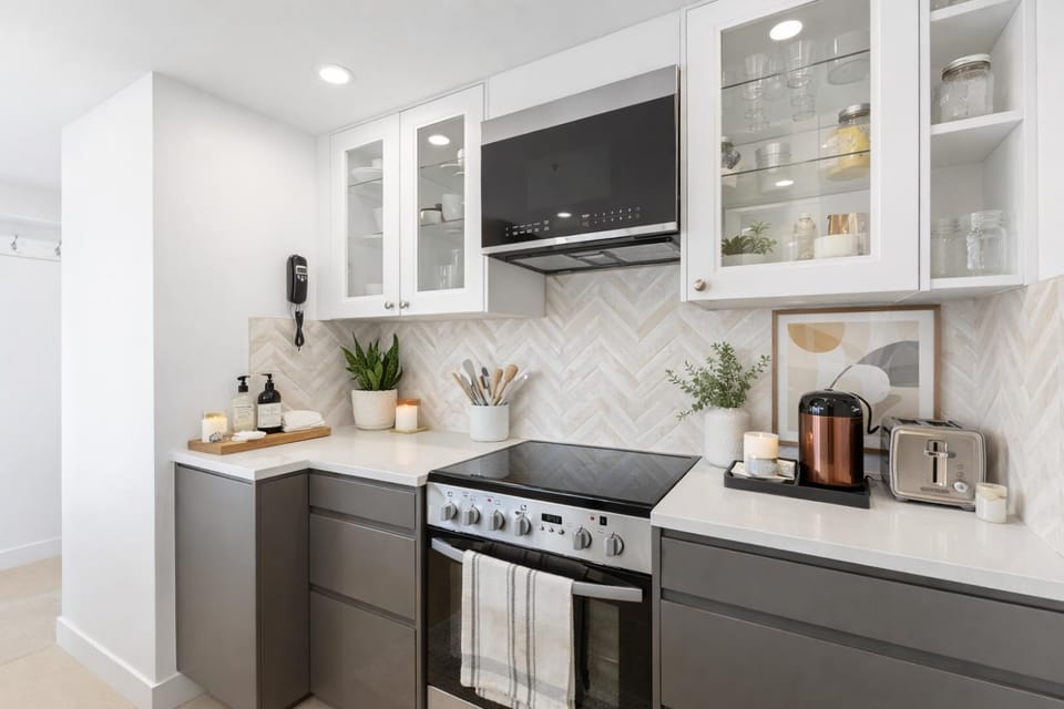 Designer 2BR Stay Steps from Rogers Arena Apartment in Vancouver