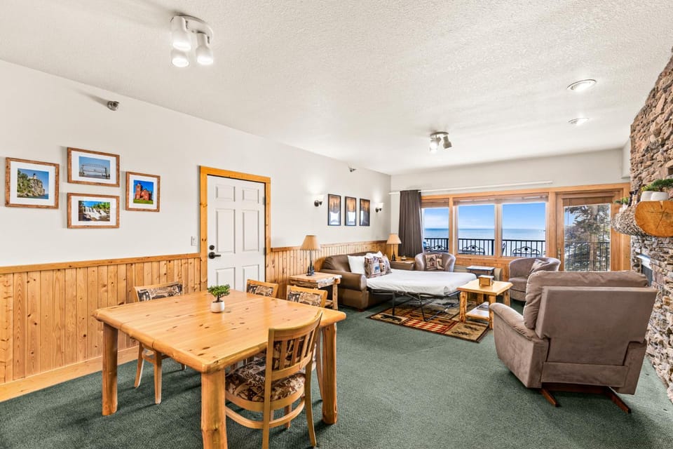 Panoramic Lake Views 1 BR King Suite & Whirlpool, Kitchen and Hot Tub Apartment in Two Harbors