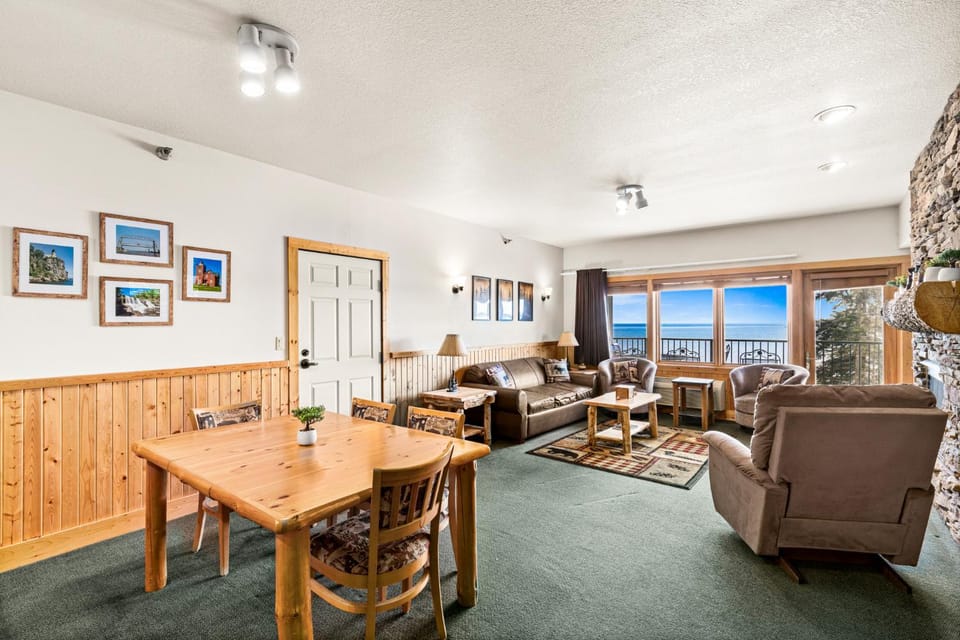 Panoramic Lake Views 1 BR King Suite & Whirlpool, Kitchen and Hot Tub Apartment in Two Harbors