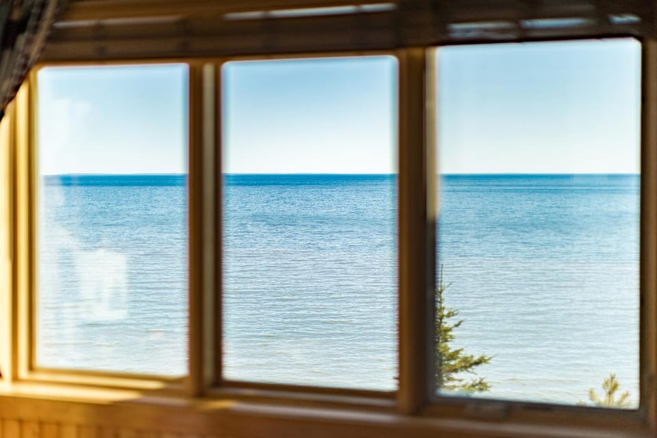 Panoramic Lake Views King Bed Studio, Whirlpool and Hot Tub Apartment in Two Harbors