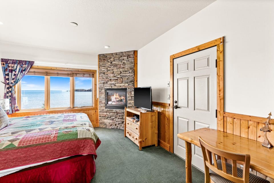 Panoramic Lake Views King Bed Studio, Whirlpool and Hot Tub Apartment in Two Harbors