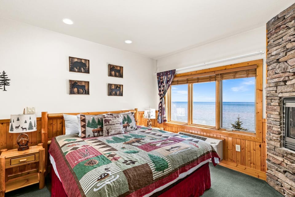 Panoramic Lake Views King Bed Studio, Whirlpool and Hot Tub Apartment in Two Harbors