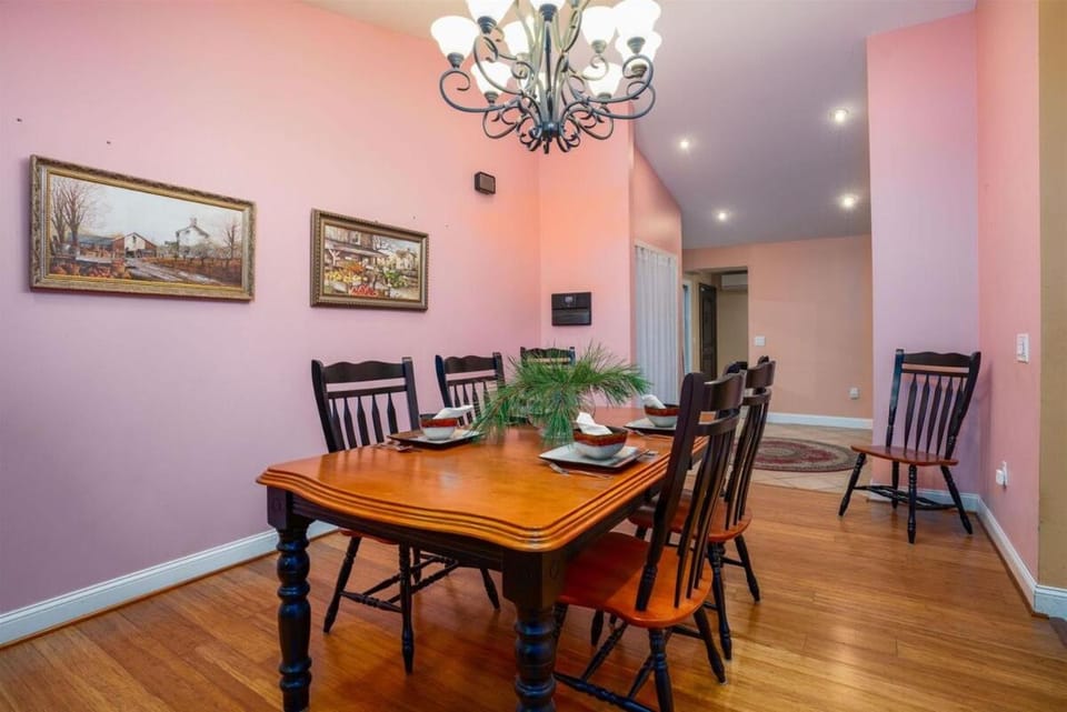 Expansive Mountainside Retreat Near Stowe, Smuggs, Jay Chalet in Morristown