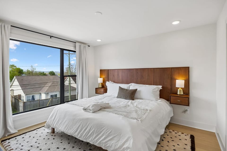 Stylish 3-Story Townhome Hot Tub & Fireplace House in Berry Hill