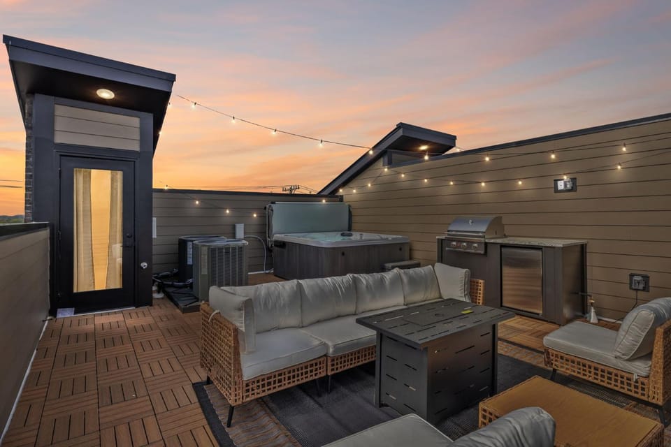 Stylish 3-Story Townhome Hot Tub & Fireplace House in Berry Hill