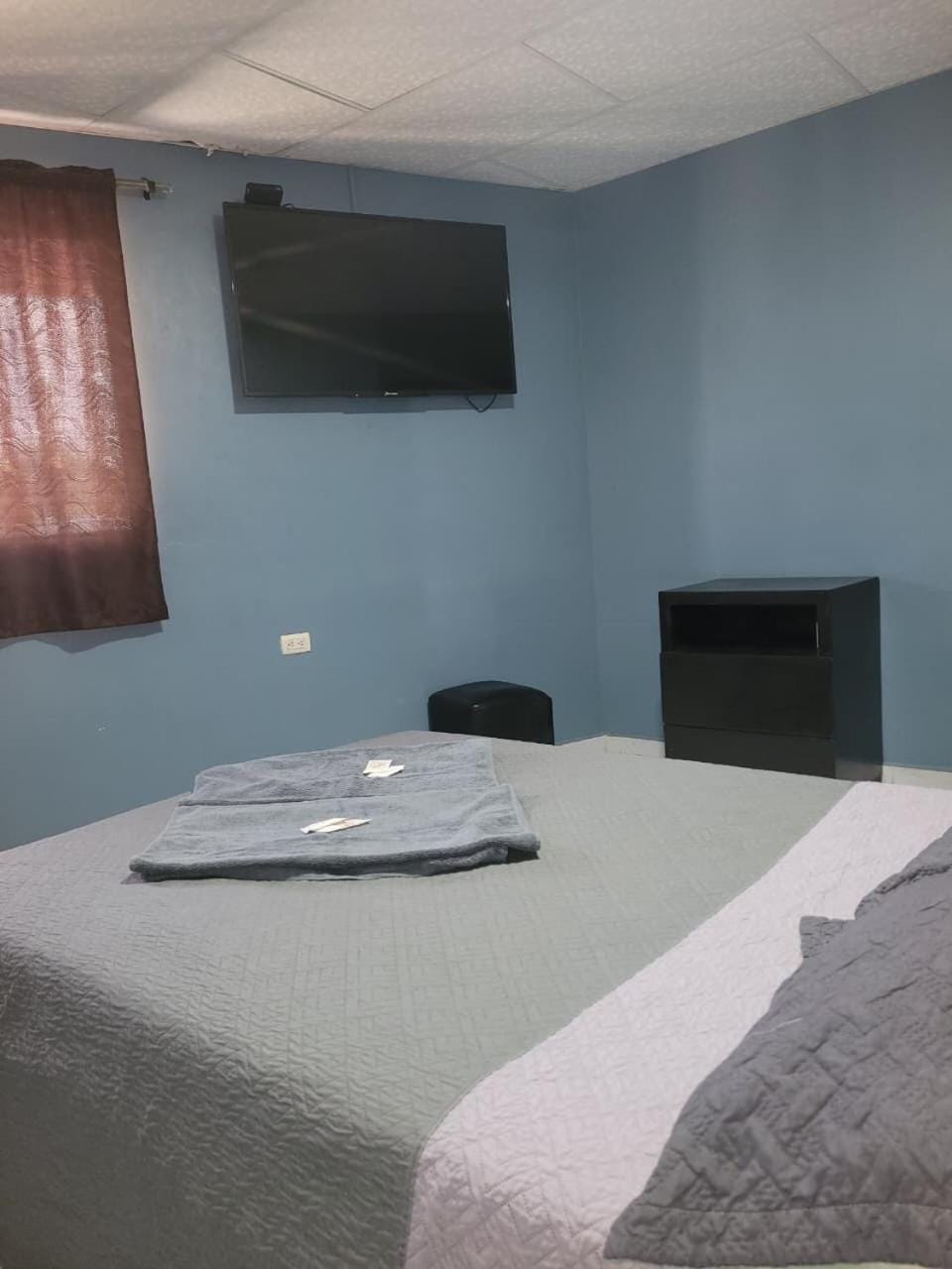 Bed, TV and multimedia, Bedroom