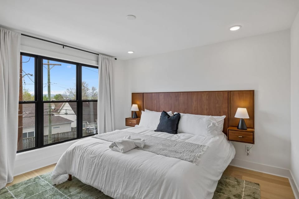 Elegant Townhome Rooftop Hot Tub & Fireplace House in Berry Hill