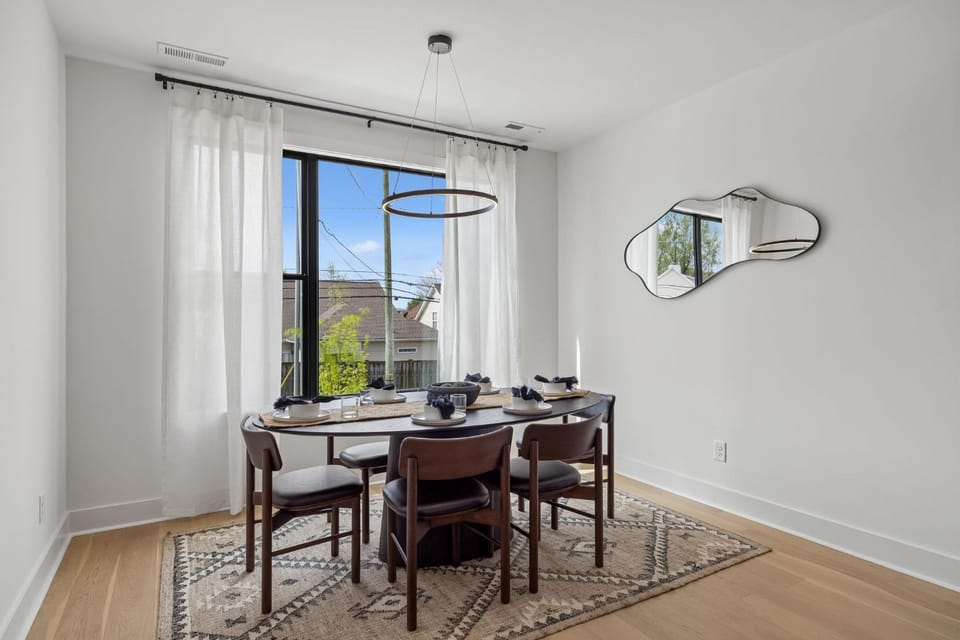 Elegant Townhome Rooftop Hot Tub & Fireplace House in Berry Hill